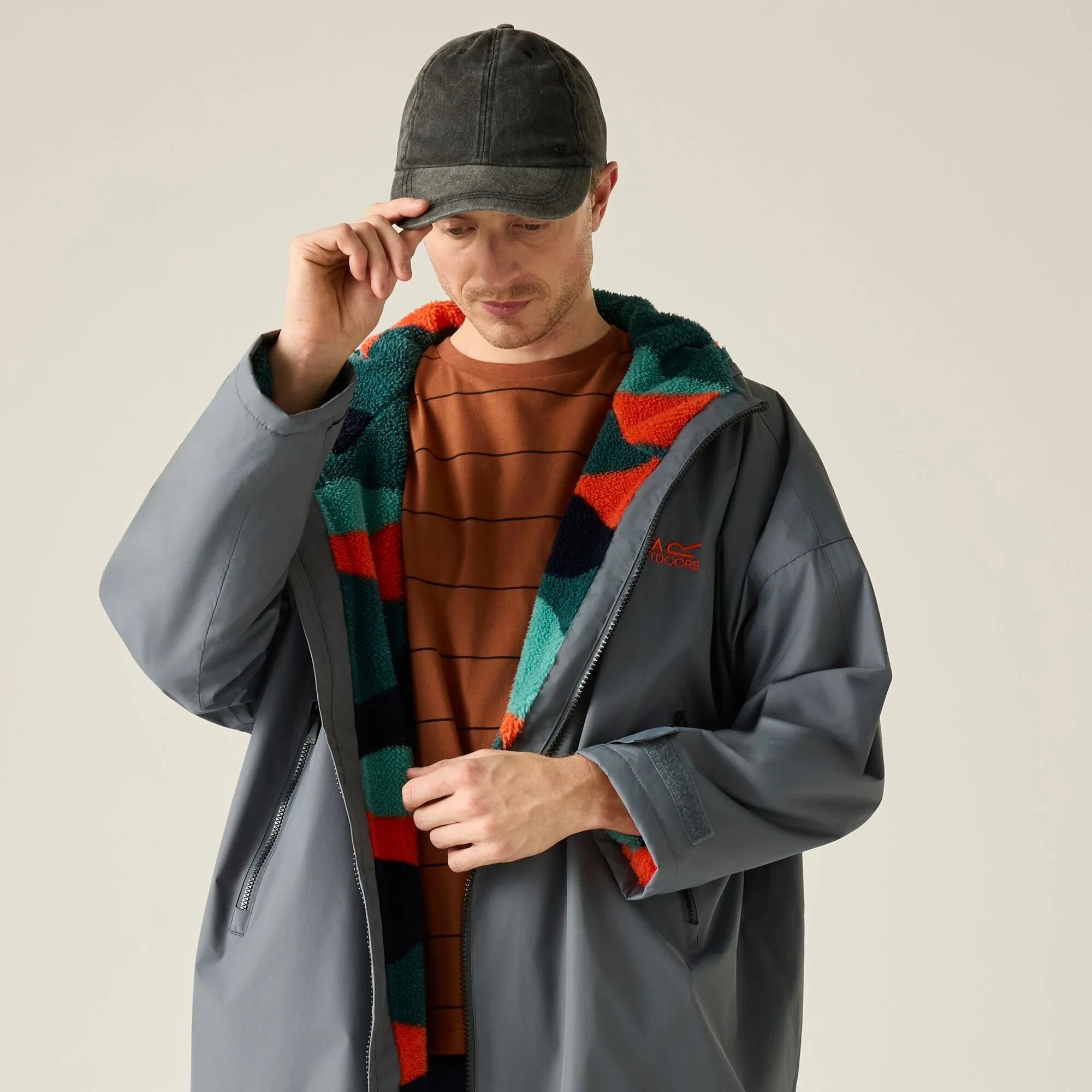 REGATTA Adult's Waterproof Changing Robe - Grey - Image 8