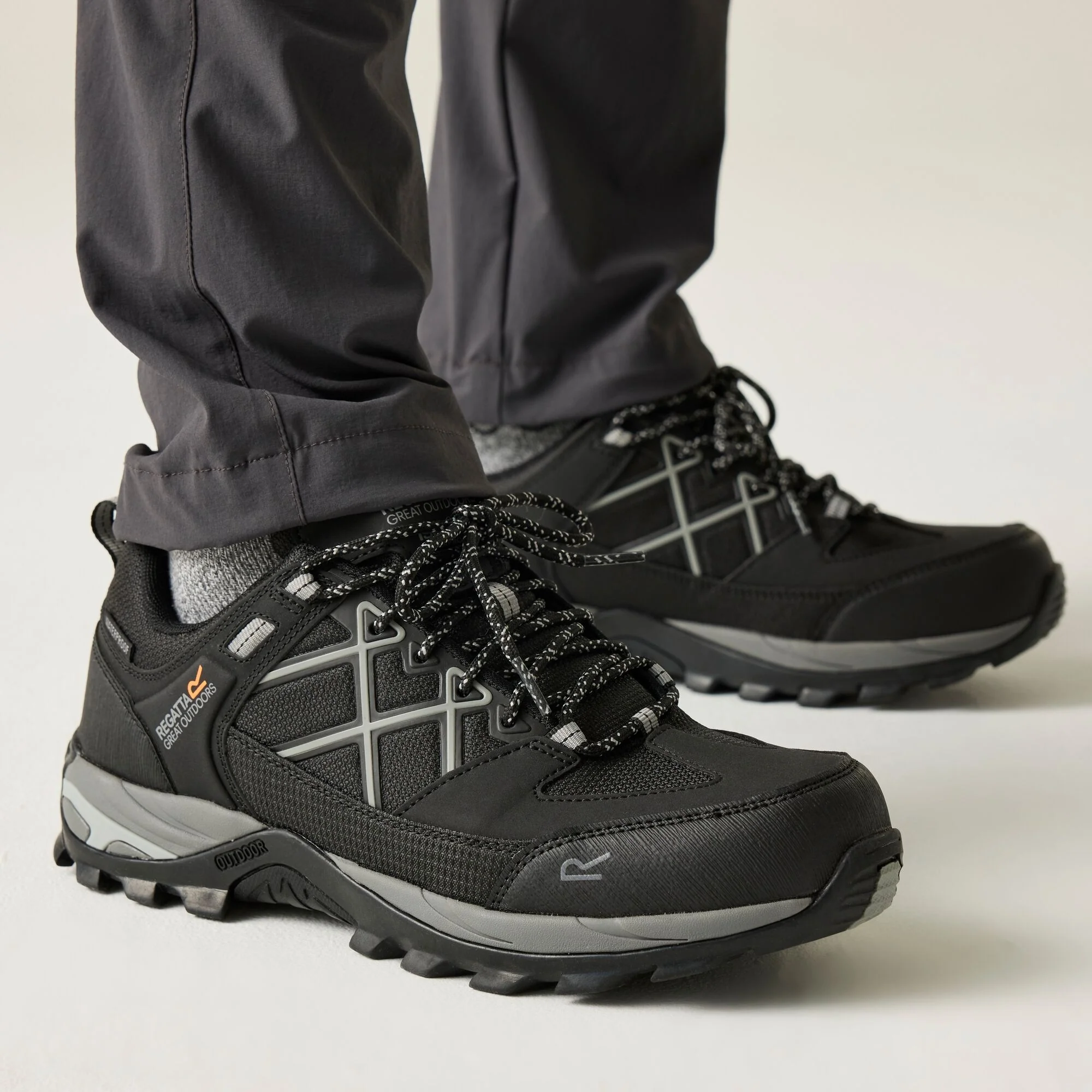 REGATTA Men's Samaris III Low Walking Shoes - Black Granite - Image 2