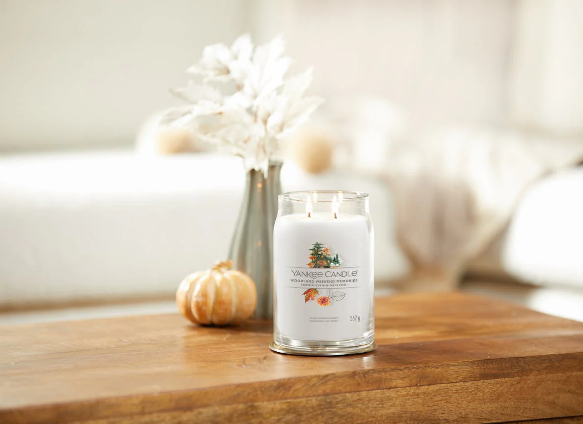 YANKEE CANDLE Woodland Weekend Memories Large Jar Candle 567g - Image 3